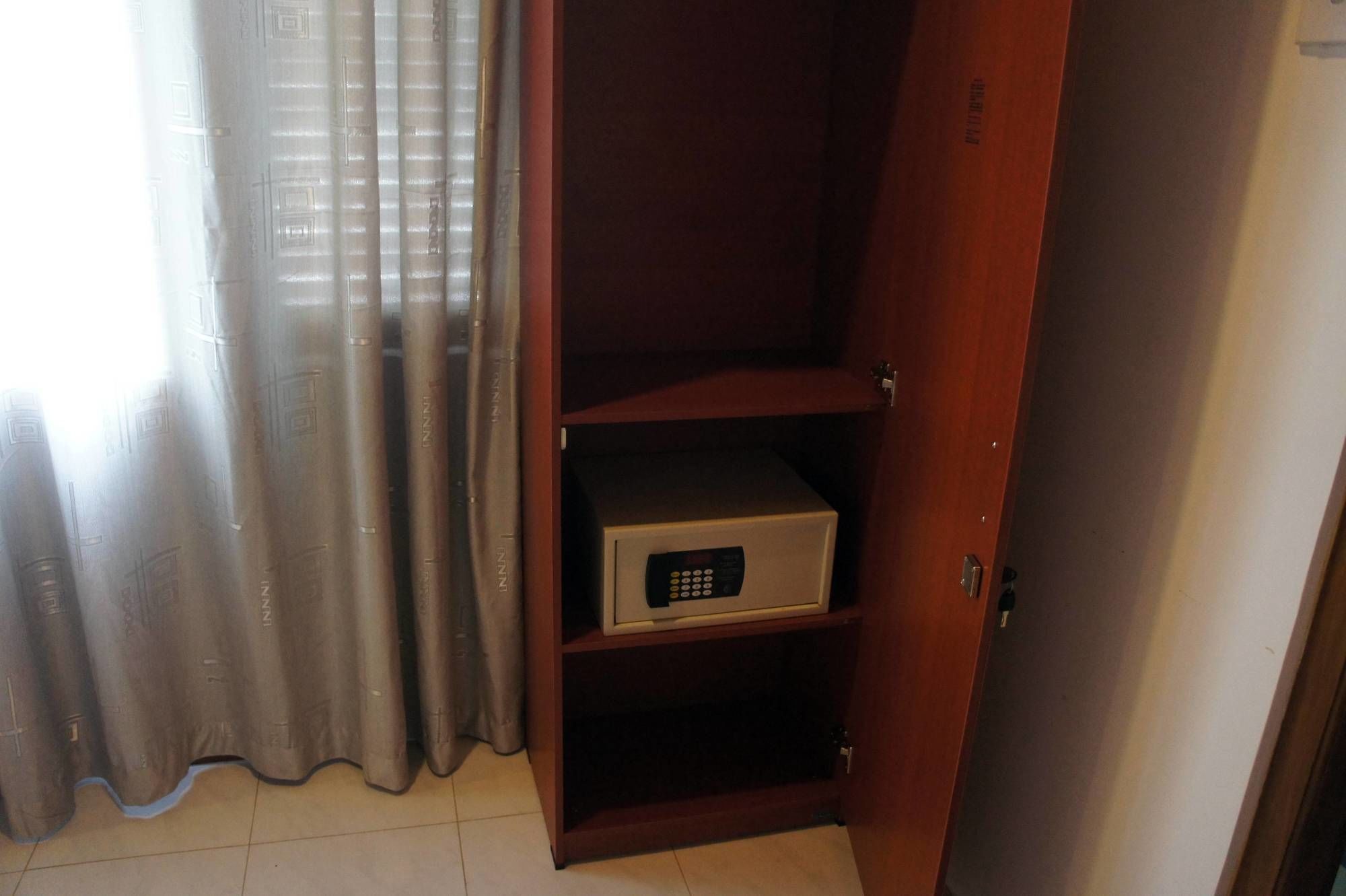 אונה ואטונה Sam'S Guest House מראה חיצוני תמונה