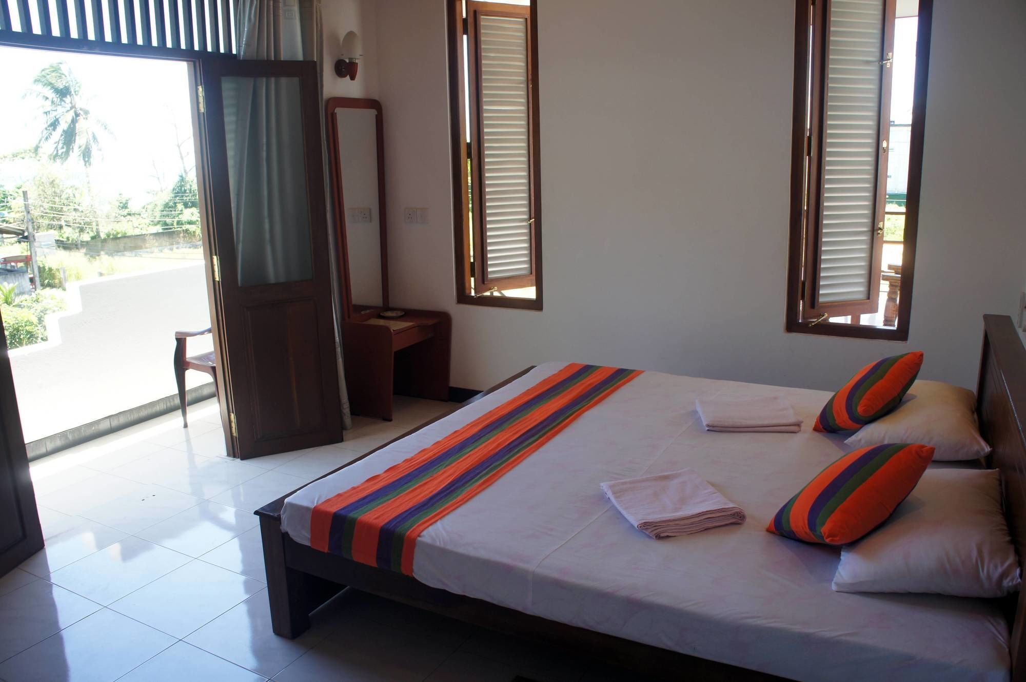 אונה ואטונה Sam'S Guest House מראה חיצוני תמונה